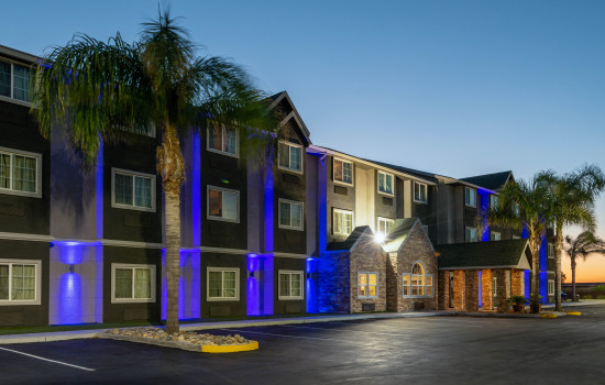 Microtel Inn & Suites by Wyndham Tracy Gallery - Exterior Dusk View