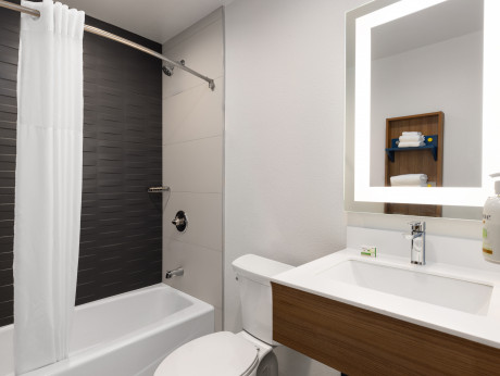 Microtel Inn & Suites by Wyndham Tracy Gallery - Bathroom